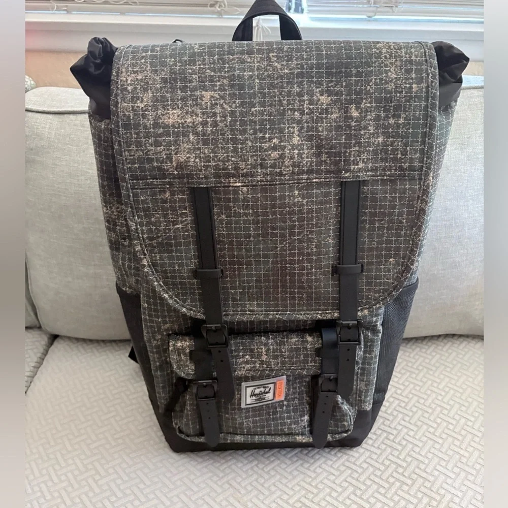NWT Herschel Little America Pro Backpack – Forest Grid Insulated Laptop Sleeve